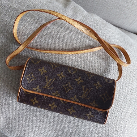 Louis Vuitton Handbags - Louis Vuitton Pochette Florentine.